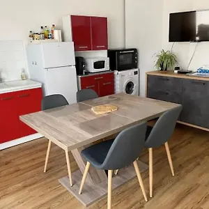 https://joli-t2-dans-une-maison-de-village.fr-provencehotel.com